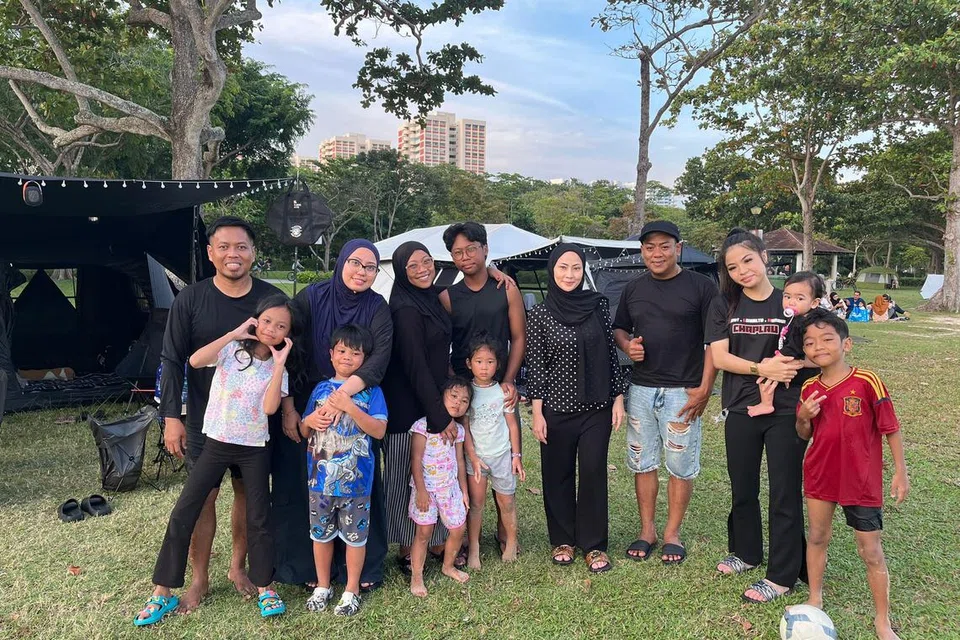 Cik Norbaizura Abdullah (lima dari kanan), 34 tahun, sering berkhemah bersama keluarganya, yang terdiri daripada sekitar 40 anggota. Keluarganya berkhemah sekurang-kurangnya sebulan sekali. 