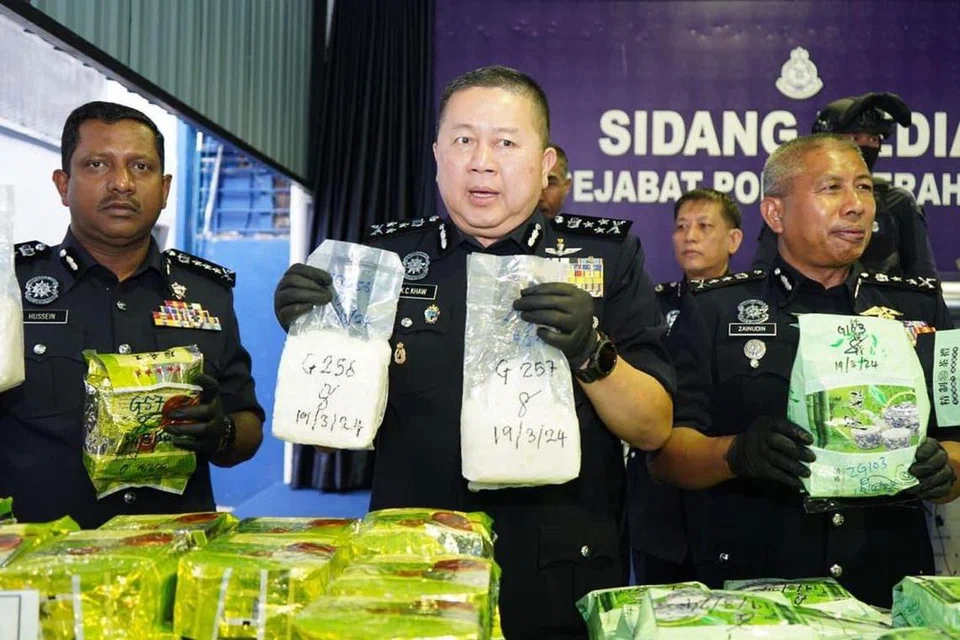 Pengarah Jabatan Siasatan Jenayah Narkotik (JSJN) Bukit Aman, Datuk Khaw Kok Chin (tengah), menunjukkan dadah yang dirampas dalam serbuan polis di kondominium mewah di Kajang, Selangor.