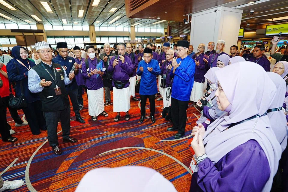 Pemangku Menteri Bertanggungjawab bagi Ehwal Masyarakat Islam, Profesor Madya Dr Muhammad Faishal Ibrahim (tiga dari kanan), menghantar 44 jemaah haji Singapura yang berangkat pada 31 Mei. 