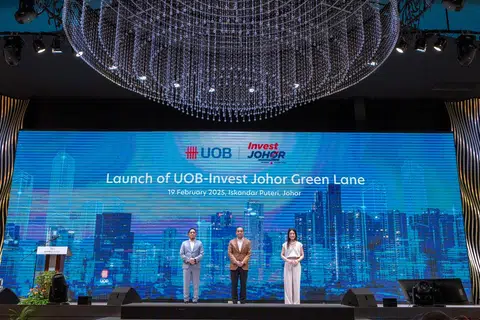 Menteri Besar Johor, Datuk Onn Hafiz Ghazi (tengah), bersama Ketua Pegawai Eksekutif (CEO) Invest Johor, Encik Natazha Harris (kiri), dan CEO UOB Malaysia, Cik Ng Wei Wei (kanan), melancarkan sebuah Laluan Hijau atau ‘Green Lane’ untuk membantu syarikat mempercepatkan proses pelaburan mereka dalam Zon Ekonomi Khas Johor-Singapura (JS-SEZ).