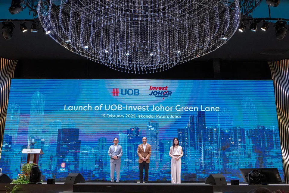 Menteri Besar Johor, Datuk Onn Hafiz Ghazi (tengah), bersama Ketua Pegawai Eksekutif (CEO) Invest Johor, Encik Natazha Harris (kiri), dan CEO UOB Malaysia, Cik Ng Wei Wei (kanan), melancarkan sebuah Laluan Hijau atau ‘Green Lane’ untuk membantu syarikat mempercepatkan proses pelaburan mereka dalam Zon Ekonomi Khas Johor-Singapura (JS-SEZ).