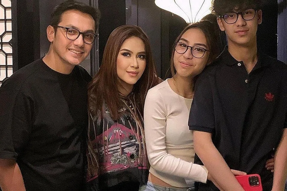 PEKA KESEJAHTERAAN ANAK: Gunawan Sudrajat (kiri) berkongsi tentang pengalaman anak lelakinya, Adhna Khayru Akyela Hardikusumo (kanan) dibuli di sekolah. Bersama mereka adalah isteri Gunawan, Sybilla Ernova Hartoto Hardikusumo (dua dari kiri) dan anak perempuan mereka, Ghaniya Khayra Shakilla Naja. - Foto INSTAGRAM GUNAWAN SUDRAJAT