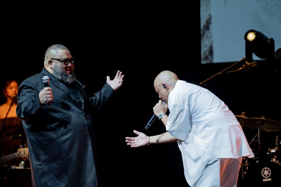 Joe Flizzow (kanan) menghormati penyanyi rap veteran Singapura, Sheikh Haikel (kiri), yang menurut rap Malaysia itu adalah sumber inspirasinya.