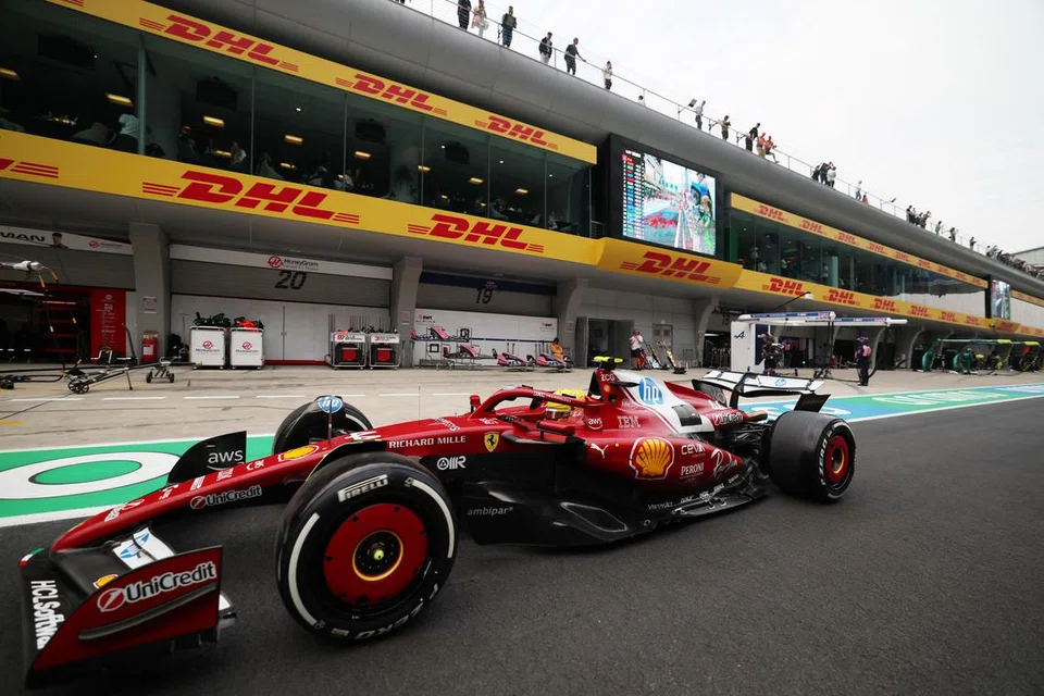 Pemandu Ferrari, Lewis Hamilton, selepas mengakhiri perlumbaan di Grand Prix Formula Satu China.