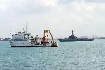 DIDAPATI MENCEROBOH: Gambar menunjukkan kapal RSS Justice (kanan) dan kapal kerajaan Malaysia MV Pedoman yang berlabuh di kawasan perairan wilayah Singapura. - Foto fail