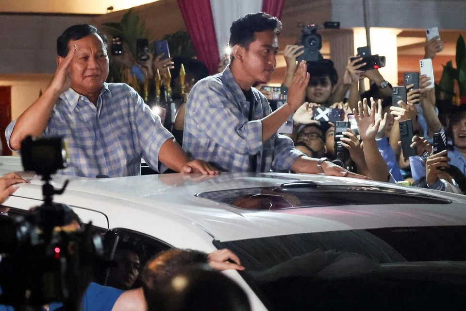 Calon Presiden Indonesia, Encik Prabowo Subianto (kiri), dan pasangannya bagi jawatan naib presiden, Encik Gibran Rakabuming Raka, melambai kepada penyokong mereka di Jakarta, Indonesia, pada 14 Februari. Pengiraan pantas tidak rasmi menunjukkan pasangan Prabowo-Gibran berada di hadapan.