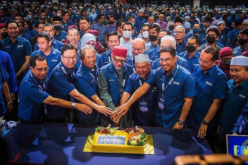 GABUNGAN PAS, PN: Presiden PAS Datuk Seri Abdul Hadi Awang (bersongkok merah) memutuskan untuk memperkukuh kerjasama dengan Perikatan Nasional yang Pengerusinya adalah Tan Sri Muhyiddin Yassin (di kanannya) dalam keputusan yang dicapai dalam Mesyuarat Jawatankuasa Kerja PAS. - Foto FACEBOOK PAS 