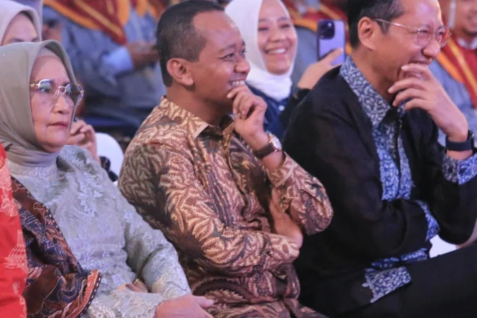 KEKAL OPTIMIS: Menteri Pelaburan dan Ketua Dewan Koordinasi Pelaburan Nasional (BKPM) Indonesia, Bahlil Lahadalia (depan tengah), yakin bahawa pelaburan ke Indonesia kekal utuh.