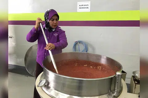 TAK SEMESTINYA MASAK: Bergantung pada konteks, kekata 'masak' dan kata gandanya, 'masak-masak', boleh membawa pelbagai erti, malah adakalanya tiada kena-mengena dengan makanan, seperti matang, faham benar dan teliti. - Foto fail