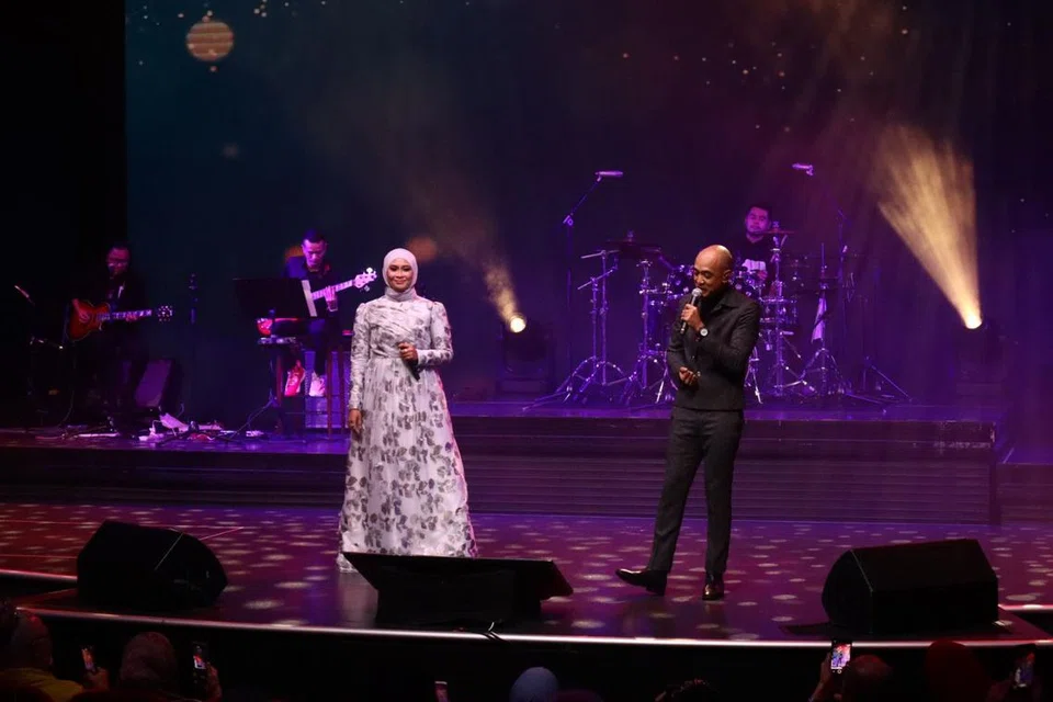 Dalam persembahan selama hampir dua jam, Siti Nordiana dan Tomok menghiburkan peminat dengan beberapa lagu solo popular mereka, selain single duet berjudul ‘Memori Mungkin Berulang’.