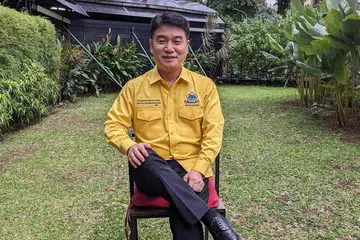 Encik Kim Chong-Sung, 58 tahun, yang menjadi warganegara Indonesia 10 tahun lalu, menggunakan ‘K-pop’ sebagai slogan kempennya. 