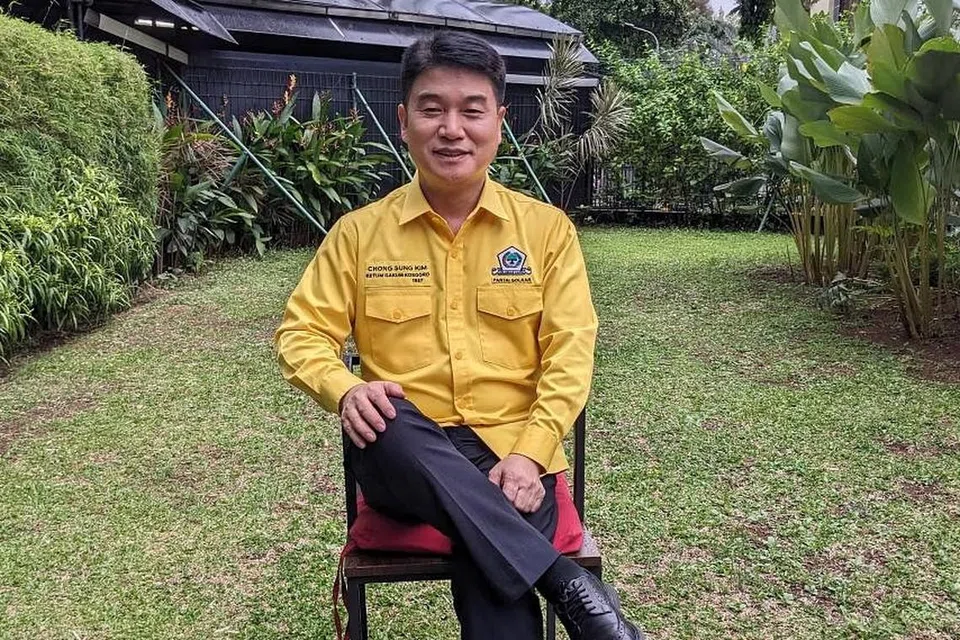 Encik Kim Chong-Sung, 58 tahun, yang menjadi warganegara Indonesia 10 tahun lalu, menggunakan ‘K-pop’ sebagai slogan kempennya. 