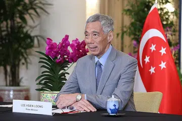 SUMBANG KEPADA KEAMANAN: Encik Lee Hsien Loong semasa satu panggilan telefon bersama Menteri Pertahanan FPDA semalam. Beliau berkata FPDA adalah contoh baik kumpulan keselamatan berbilang hala yang dapat membuat penyesuaian dan menyumbang kepada keamanan dan kestabilan serantau pada jangka masa panjang. - Foto-foto MCI
