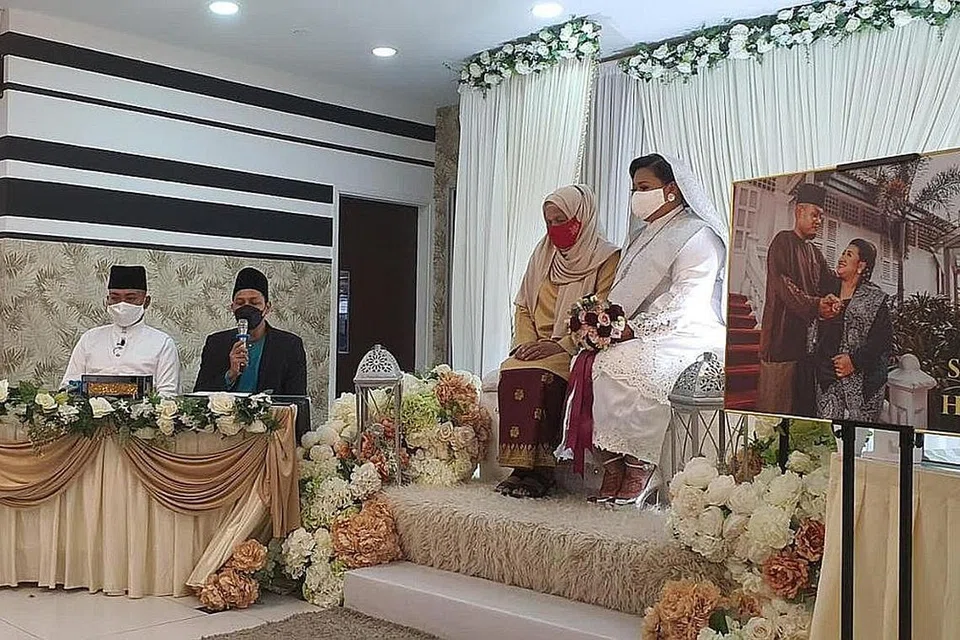 MAJLIS PERNIKAHAN: Meskipun dengan keterbatasan dan penyesuaian yang perlu dibuat, pasangan mempelai Encik Md Syafiq Azman dan Raja Siti Nurhudah Raja Zulkifli masih mampu menjalankan majlis pernikahan mereka baru-baru ini. - Foto FACEBOOK DR FAISHAL IBRAHIM