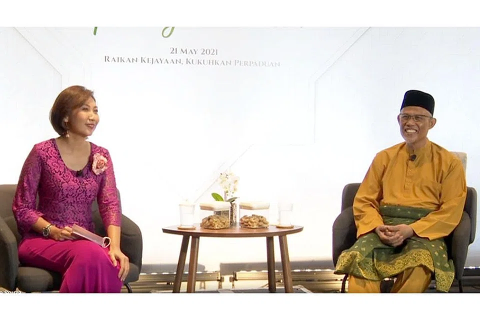 PERJUMPAAN RAYA ALAM MAYA: Encik Masagos bersama hos, Cik Sharon Ismail, semasa perjumpaan Hari Raya yang diadakan dalam talian dan disiarkan dari Wisma Geylang Serai semalam. - Foto MCI