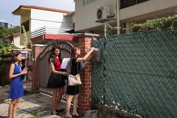 TIADA LAGI PENANGGUHAN BAGI YANG ENGGAN: Pegawai Penguasa Tanah Singapura (SLA) semalam mengeluarkan notis kepada tiga pemilik hartanah berhalaman dengan pegangan bebas di Merpati Road meminta mereka supaya berpindah. Penduduk berkenaan masih menetap di tapak itu walaupun setelah SLA memperoleh tanah tersebut pada 2010 bagi memberi laluan kepada pembinaan stesen MRT Mattar bagi Laluan Downtown 3 dan pembangunan sekitarnya yang dijangka bermula lewat tahun ini. - Foto THE STRAITS TIMES