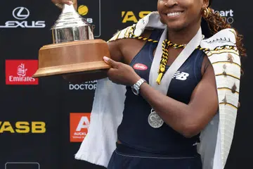 JUARA BERTAHAN: Pemain remaja Amerika, Coco Gauff berjaya mempertahankan trofinya di perlawanan Auckland Classic selepas menewaskan Elina Svitolina di peringkat akhir kejohanan tersebut. Beliau hanya kalah satu set semasa keseluruhan kejohanan itu. 