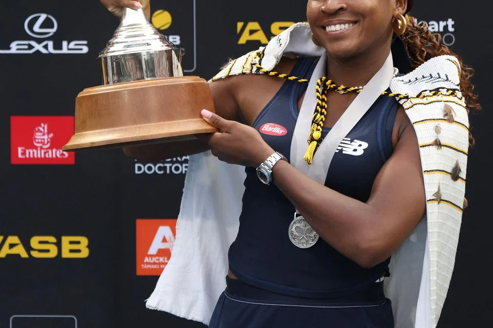 JUARA BERTAHAN: Pemain remaja Amerika, Coco Gauff berjaya mempertahankan trofinya di perlawanan Auckland Classic selepas menewaskan Elina Svitolina di peringkat akhir kejohanan tersebut. Beliau hanya kalah satu set semasa keseluruhan kejohanan itu. 