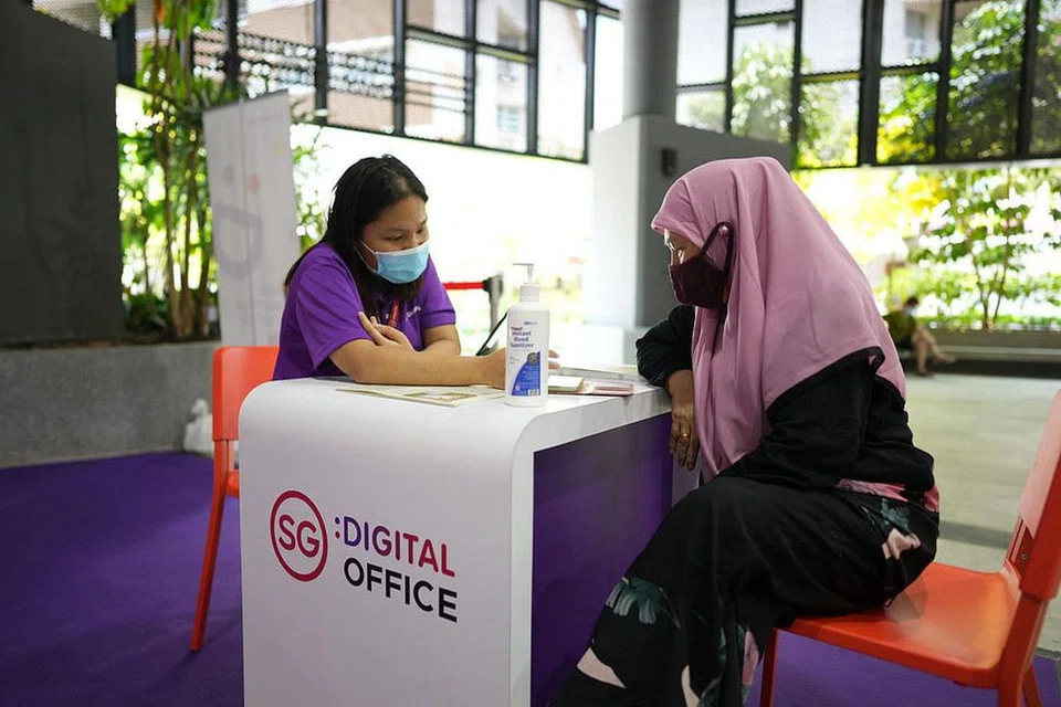RAIH KEMAHIRAN: Cik Norjah Samdin (kanan) menimba kemahiran digital daripada Duta Digital seperti Cik Nur Shahana Esha di Hab Masyarakat SG Digital di Kelab Masyarakat Jurong Spring. - Foto IMDA