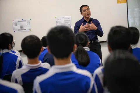 Menteri di Pejabat Perdana Menteri dan Menteri Kedua Ehwal Luar merangkap Pendidikan, Dr Mohamad Maliki Osman, bercakap kepada sekumpulan pelajar Sekolah Menengah Jurong West ketika sesi kelas Pendidikan Perwatakan dan Kewarganegaraan (CCE).