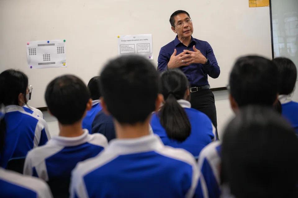 Menteri di Pejabat Perdana Menteri dan Menteri Kedua Ehwal Luar merangkap Pendidikan, Dr Mohamad Maliki Osman, bercakap kepada sekumpulan pelajar Sekolah Menengah Jurong West ketika sesi kelas Pendidikan Perwatakan dan Kewarganegaraan (CCE).