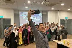 Dr Maliki Osman (depan) berswafoto bersama sekitar 30 relawan M³@Bedok pada Majlis Penghargaan Sukarelawan di Kelab Masyarakat Siglap pada 1 Februari 2024.