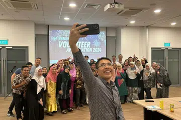 Dr Maliki Osman (depan) berswafoto bersama sekitar 30 relawan M³@Bedok pada Majlis Penghargaan Sukarelawan di Kelab Masyarakat Siglap pada 1 Februari 2024.