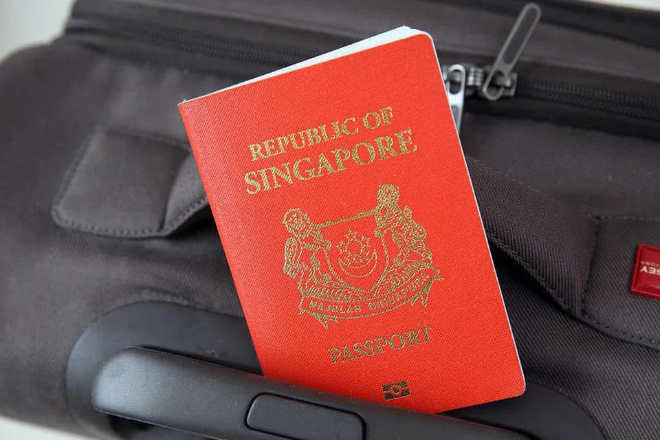 Mereka yang membuat permohonan melalui borang permohonan dalam talian perlu memuat naik dokumen sokongan seperti tempahan hotel, tiket penerbangan dan jadual perjalanan. 
