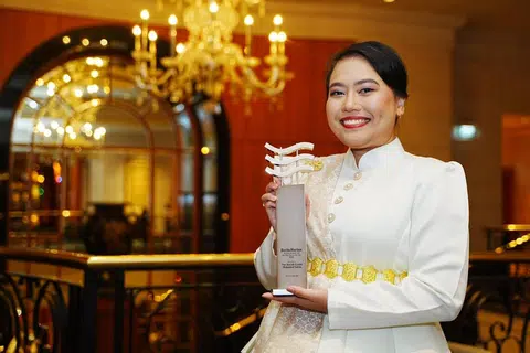 Pengasas bersama kolektif sastera belia ‘Meja Conteng’, Cik Nur Aisyah Lyana Mohamed Satria, 28 tahun, diiktiraf Anugerah Jauhari Harapan atas usahanya memartabatkan seni dan persuratan bahasa Melayu.