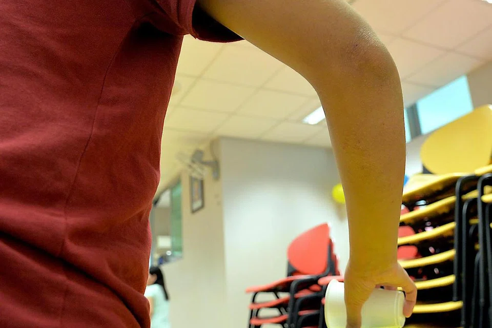 ISTIMEWA: Pelajar yang mengalami autisme melakukan satu kegiatan yang melatih tahap fokusnya kepada kerja. (Gambar hiasan)