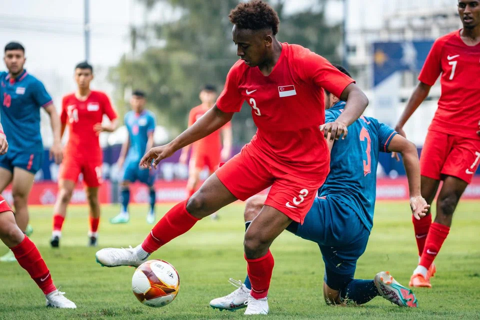Abdul Rasaq Akeem beraksi dalam jersi nasional di Sukan SEA 2023 semasa menentang Thailand di Stadium Prince, Phnom Penh, Kemboja.