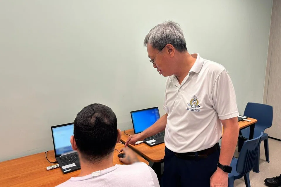 Duta Perkhidmatan bagi Projek ‘Assist Inmate Digital Experience’ (AIDE), Encik Andrew Cheang Yew Kong, membimbing seorang penghuni menggunakan perkhidmatan elektronik pemerintah. 