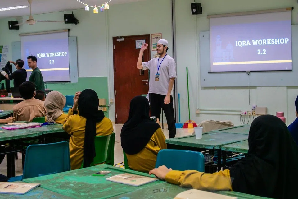 SEMANGAT WAJA: Encik Muhammad Harith Abdul Rahman sedang memberikan taklimat kepada peserta Iqra Academy Camp. 
