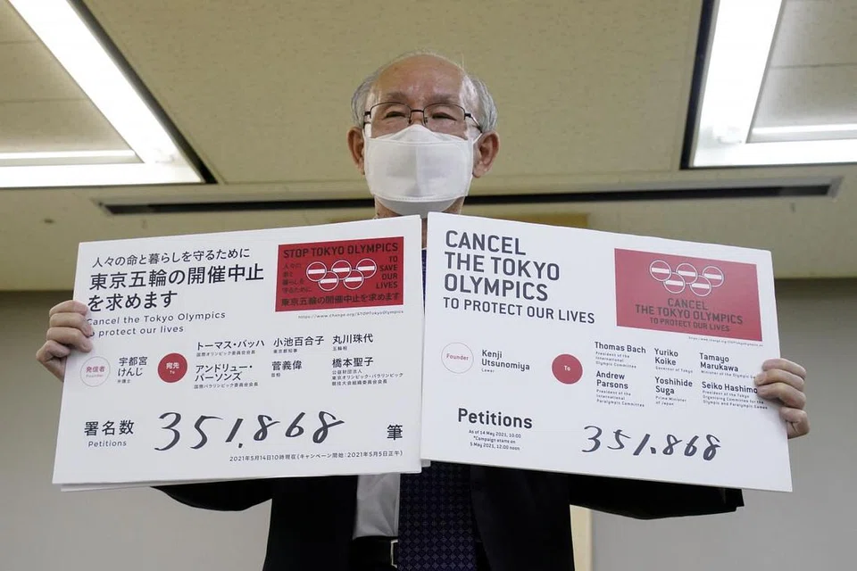 BANTAHAN DARI PEGUAM: Peguam Kenji Utsunomiya menunjukkan plakad semasa satu sidang media selepas beliau dan penganjur petisyen anti-Sukan Olimpik mengemukakan petisyen menggesa Sukan Olimpik Tokyo 2020 dibatalkan. - Foto REUTERS