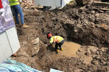 PROJEK PEMBAHARUAN: Para pekerja (gambar atas) sedang menjalankan kerja-kerja pembaharuan dan peningkatan Masjid Malabar. - Foto MASJID MALABAR