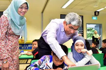 MEMBANGUN BANGSA: Dr Yaacob berinteraksi dengan pelajar Skim Tuisyen Mendaki (MTS) di Sekolah Rendah Northland awal tahun ini, apabila Yayasan Mendaki menandatangani perjanjian dengan Universiti Sains Sosial Singapura untuk bekerjasama, antaranya untuk menggunakan analitik data bagi mempertingkat pembelajaran di MTS. Bersamanya ialah Ketua Pegawai Eksekutif (CEO) Mendaki Cik Rahayu Buang. Sejak menerajui Mendaki sebagai pengerusi pada 2002, Dr Yaacob telah memainkan peranan tunggak untuk memperkukuh dan memperkuat sistem sokongan pembelajaran bagi kanak-kanak Melayu. - Foto fail