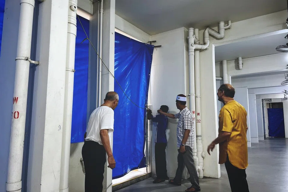 Tarpaulin disediakan bagi menutup kolong Blok 116, Simei Street 1, bagi menyediakan ruang solat tarawih sepanjang Ramadan.