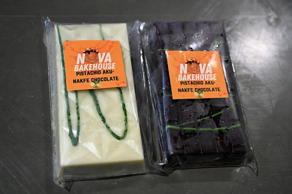 Pistachio Aku-Nakfe Chocolate yang dibuat dengan coklat putih dan Pistachio Aku-Nakfe Chocolate yang dibuat dengan coklat gelap. Setiap coklat dijual pada harga $25. 