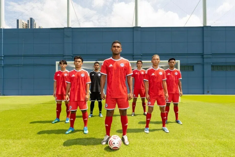 Pemain bola sepak nasional (dari kiri) Glenn Kweh, Hami Syahin, Izwan Mahbud, Hariss Harun, Jacob Mahler, Shawal Anuar dan Shah Shahiran, memakai kit adidas yang baharu.