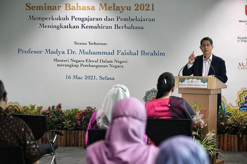 SEMINAR BAHASA MELAYU: Menteri Negara (Pembangunan Negara merangkap Ehwal Dalam Negeri), Profesor Madya Dr Muhammad Faishal Ibrahim, menyampaikan ucapan di Seminar Bahasa Melayu 2021 semalam, yang dihadiri 480 guru melalui Zoom dan 30 di bangunan Pusat Bahasa Melayu Singapura di Bishan. - Foto BH oleh KUA CHEE SIONG