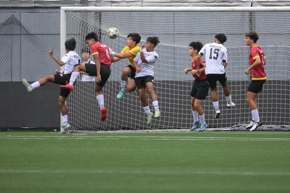 Muhammad Alfieyan Jumahat menanduk masuk gol kemenangan Sekolah Menengah Meridian ke atas Sekolah Victoria  dalam perlawanan akhir kumpulan lelaki Bahagian B di Stadium Jalan Besar.