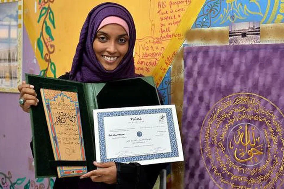 WANITA BERSEMANGAT WAJA: Cik Zaiton berasa gembira dengan apa yang telah dilakukan dan dicapainya - memburu pengajian bahasa Arab hingga berjaya. Perniagaan seni lukis inainya pula popular hingga ke Jepun. - Foto M.O.SALLEH 