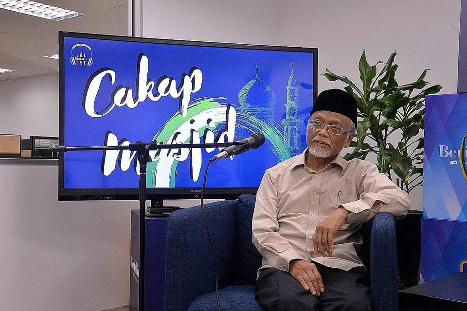 TETAP AKTIF: Meski usia mencecah 74 tahun, Ustaz Pasuni Maulan masih lagi aktif menyumbang pengalaman dan ilmu pengetahuannya kepada masyarakat. Ini termasuk mengongsi pandangannya dalam tajuk-tajuk yang diketengahkan dalam podcast terbaru terbitan Berita Harian, Cakap Masjid. - Foto BM oleh SITI AISYAH NORDIN
