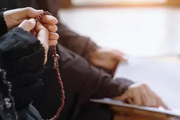 PEMBIMBING DAN PELINDUNGKU: Dalam setiap senyuman dan pelukan, terukir kehangatan kasih sayang yang tak terganti.