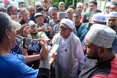 Presiden Parti Islam SeMalaysia (PAS), Tan Sri Abdul Hadi Awang (dua dari kanan, berserban putih) sahkan pertemuan antara pimpinan parti itu dengan Umno pada 4 Jun.