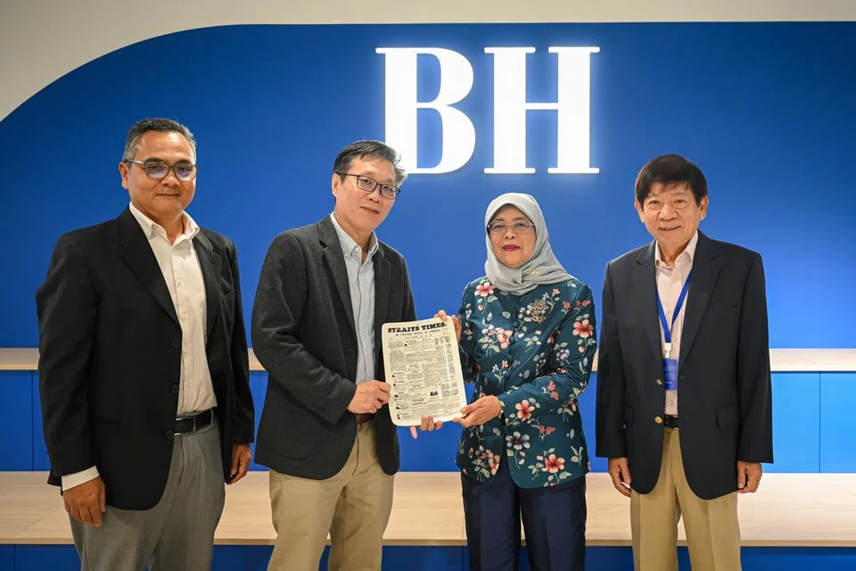TANDA PENGHARGAAN: Puan Halimah Yacob (kedua dari kanan) menerima tanda penghargaan dari Ketua Editor Kumpulan Media Inggeris/Melayu/Tamil (EMTM), Encik Wong Wei Kong, bersama Encik Nazry Mokhtar (paling kiri) dan Encik Khaw Boon Wan.