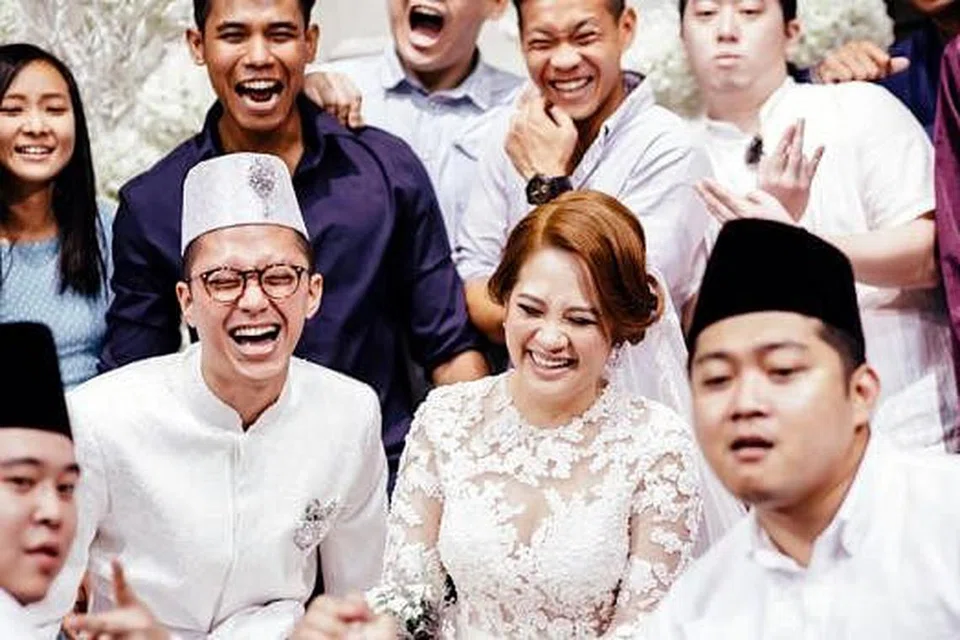 MERPATI DUA SEJOLI: Sezairi Sezali dan isterinya, Syaza Qistina Tan, sudah lama mengenali cita rasa dan ragam masing-masing sepanjang perkenalan panjang mereka, bahkan serasi dalam pelbagai aspek kehidupan. - Foto COLOSSAL WEDDINGS