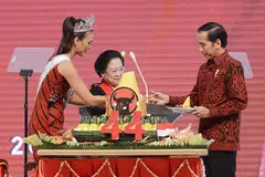 SALING MENYOKONG: Sebagai pengerusi PDI-P, Cik Megawati (tengah) memberi sokongan kepada Encik Joko Widodo dalam memenangi pilihan raya presiden Indonesia pada 2014 dan 2019. - Foto ISTANA NEGARA