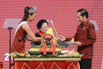 SALING MENYOKONG: Sebagai pengerusi PDI-P, Cik Megawati (tengah) memberi sokongan kepada Encik Joko Widodo dalam memenangi pilihan raya presiden Indonesia pada 2014 dan 2019. - Foto ISTANA NEGARA