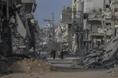 Rakyat Palestin berjalan melepasi bangunan yang musnah ketika mereka kembali ke Khan Younis selepas tentera Israel menarik keluar tentera dari selatan Jaluran Gaza, pada 30 April. Menurut Pertubuhan Bangsa-Bangsa Bersatu (PBB), ia akan mengambil masa bertahun-tahun untuk membersihkan sekitar 23 juta tan runtuhan dan senjata tidak meletup senjata yang kini bertaburan di seluruh Gaza.